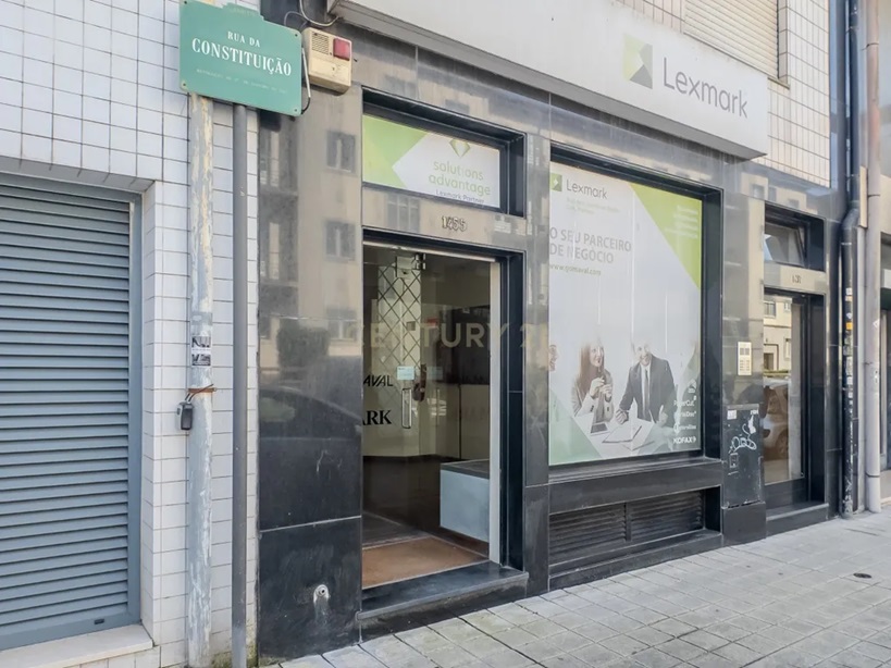 Espaço comercial transformado em clínica — Porto